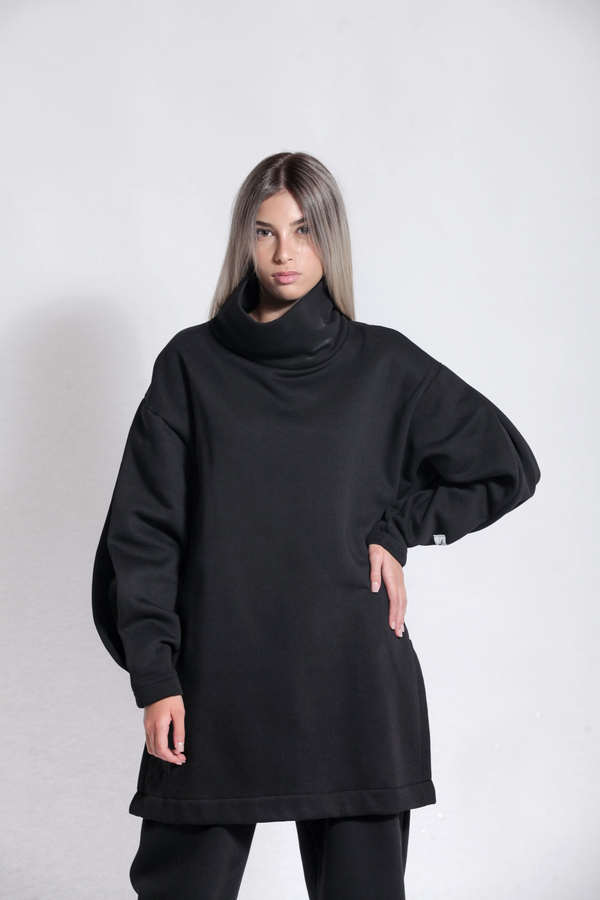 Turtle neck long sweatshirt with logo button