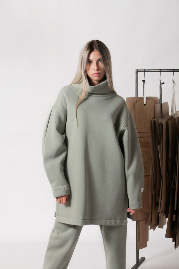 Turtle neck long sweatshirt with logo button