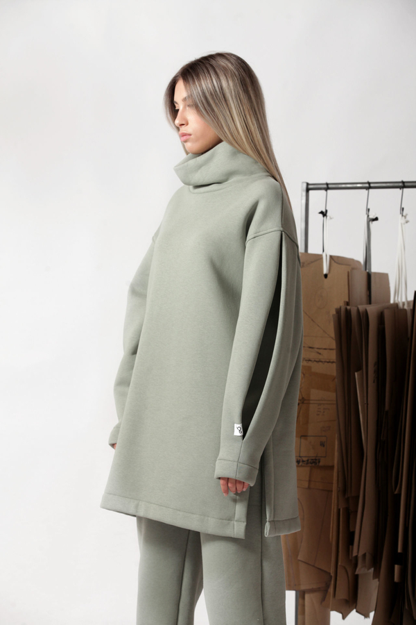 Turtle neck long sweatshirt with logo button