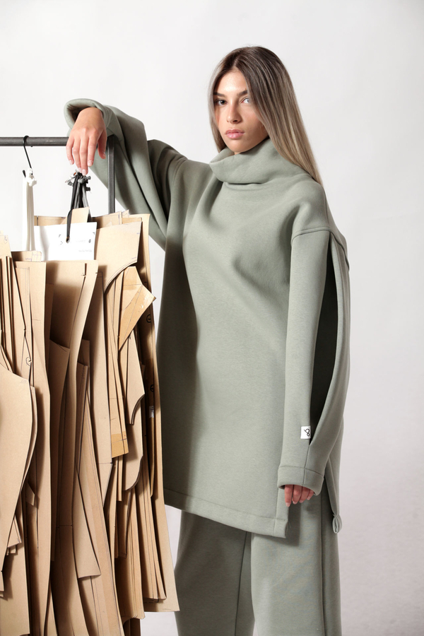 Turtle neck long sweatshirt with logo button
