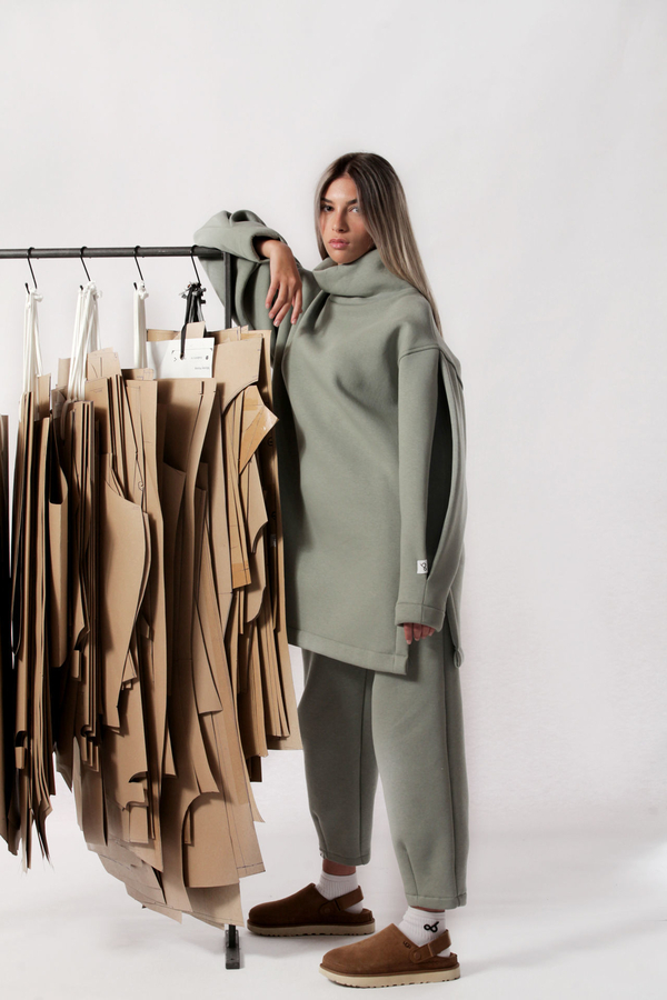 Turtle neck long sweatshirt with logo button