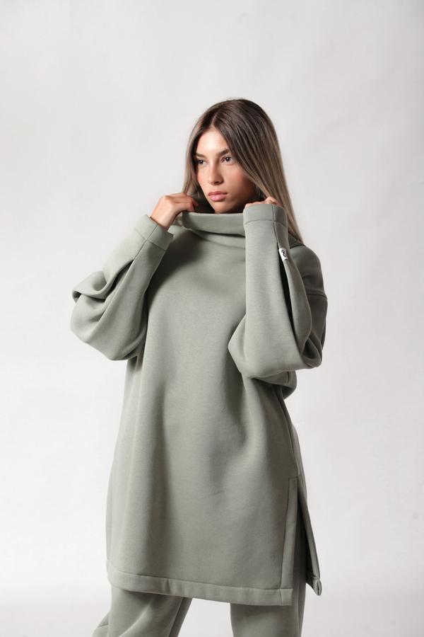 Turtle neck long sweatshirt with logo button