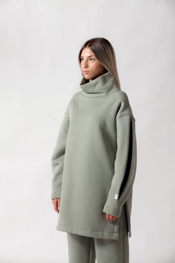Turtle neck long sweatshirt with logo button