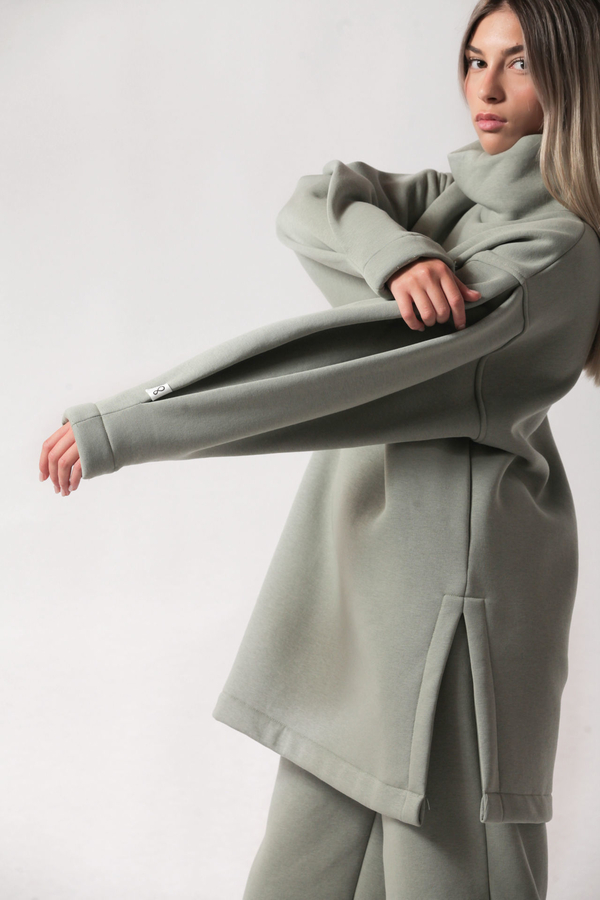 Turtle neck long sweatshirt with logo button