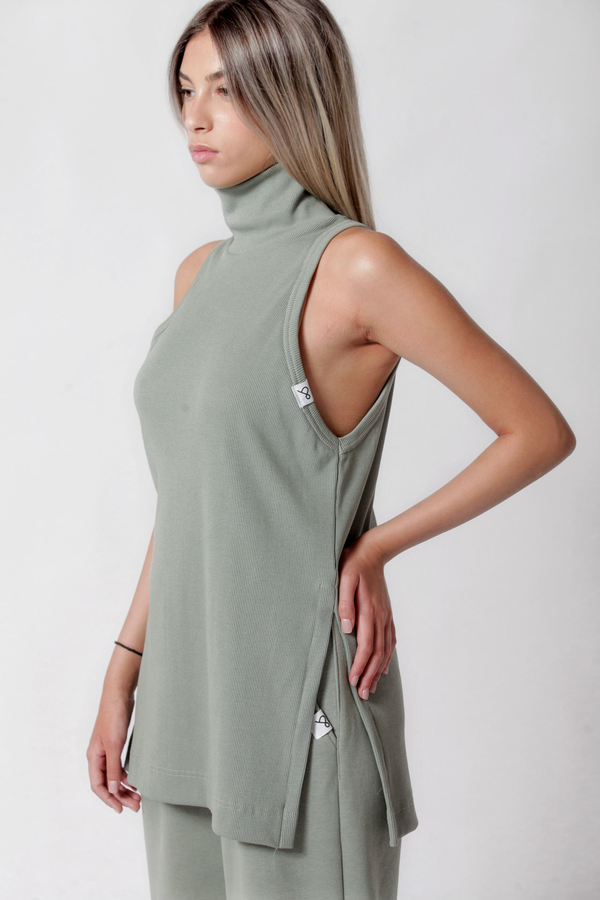 Turtle neck sleeveless ripped blouse