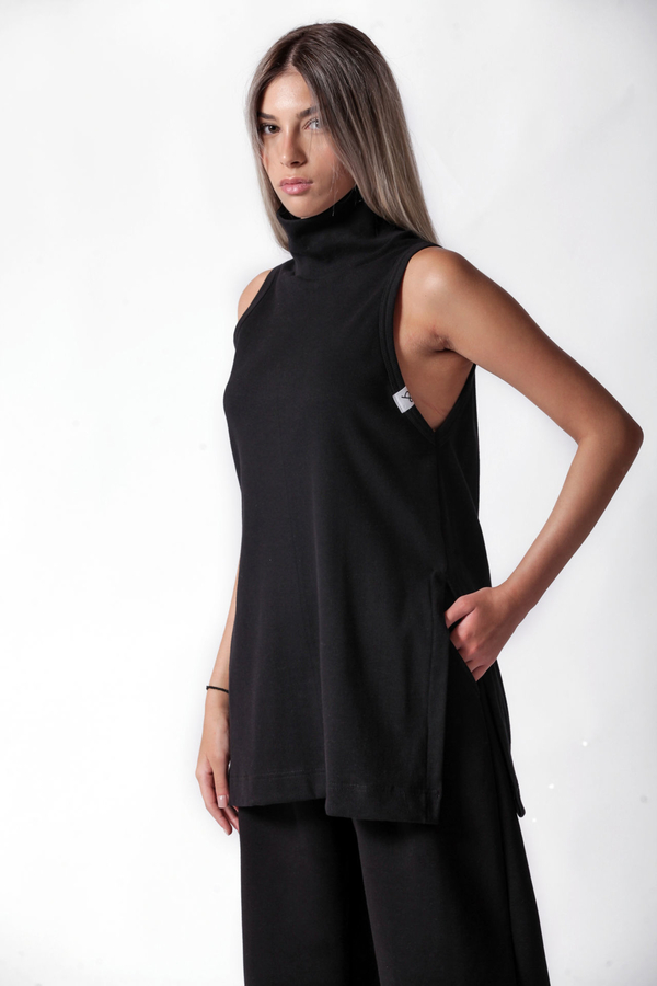 Turtle neck sleeveless ripped blouse