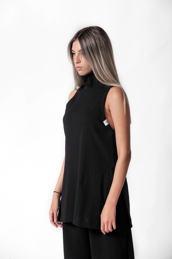 Turtle neck sleeveless ripped blouse