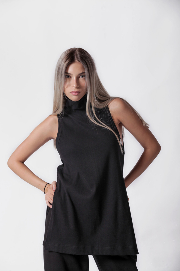 Turtle neck sleeveless ripped blouse