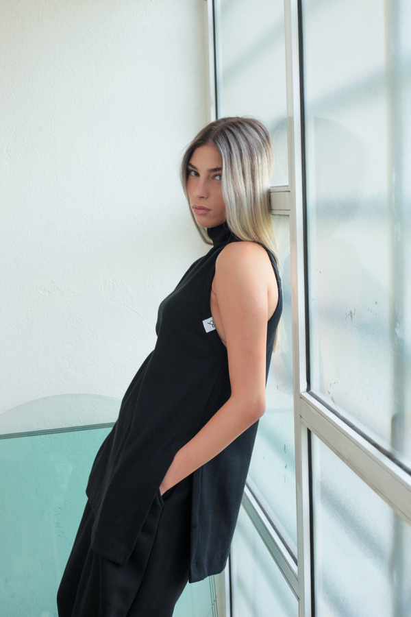 Turtle neck sleeveless ripped blouse